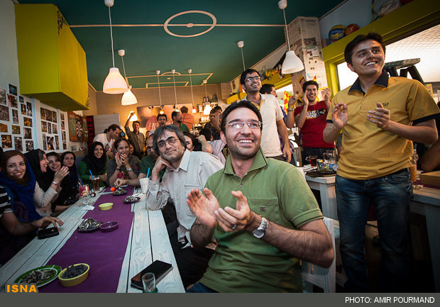 Images moment of the goal Ghoochannejhad and happiness of the people in the coffee shop (1)