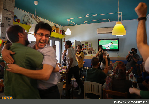 Images moment of the goal Ghoochannejhad and happiness of the people in the coffee shop (2)