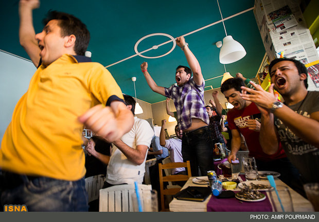 Images moment of the goal Ghoochannejhad and happiness of the people in the coffee shop (3)