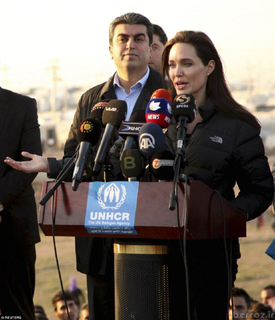 Photos of Angelina Jolie in Iraq (17)