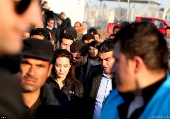 Photos of Angelina Jolie in Iraq (5)