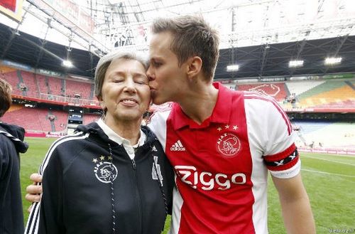 Happy Mother's Day by Ajax players (8)