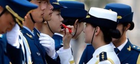 عکس پلیس های زن در حال آرایش کردن !