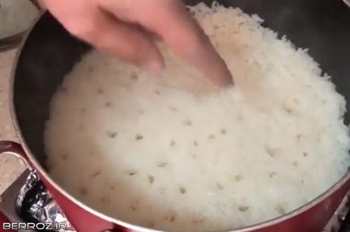 آب برنج که خشک میشود، روی برنج حفره حفره می شود