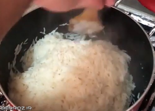 برنج را داخل قابلمه کپه کنید